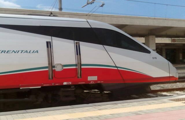 treno fermo nella stazionedi Lamezia Terme